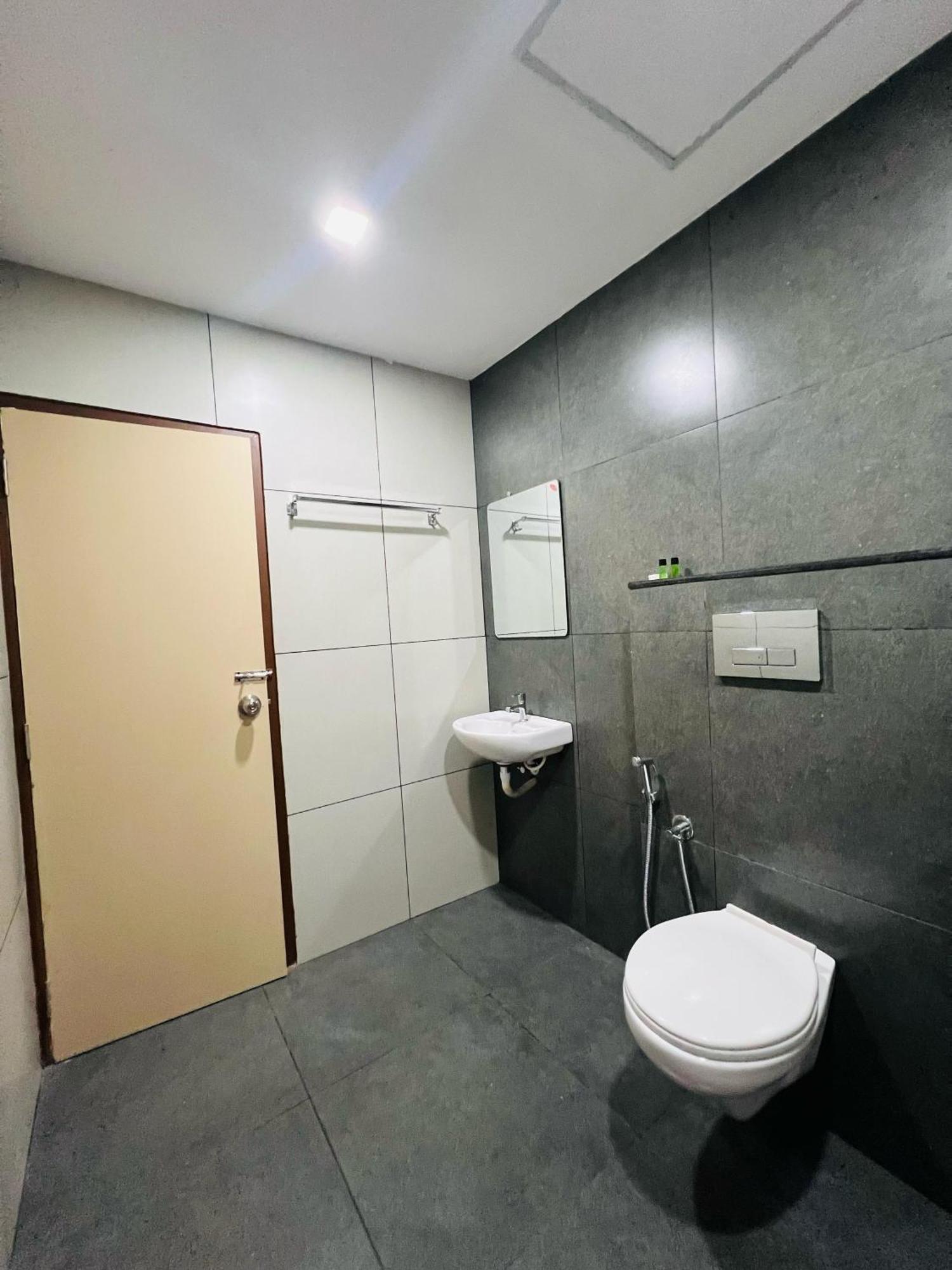 Gypsy Hotel Cusat Kochi Εξωτερικό φωτογραφία